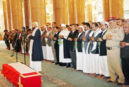 رئيس الجمهورية وجموع المصلين أثناء تأدية الصلاة على الفقيد أمس